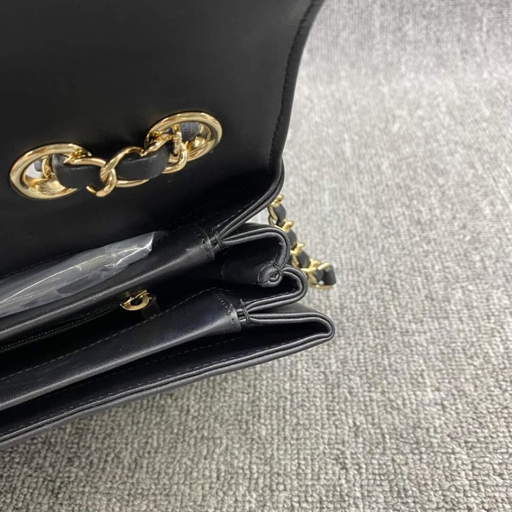 100% Authentic CHANEL Leather Shoulder Bag - Picture 13 of 14